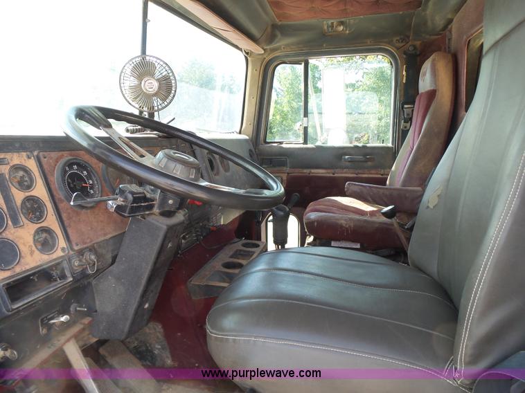 image for item K7007 1995 International 9200 tank truck