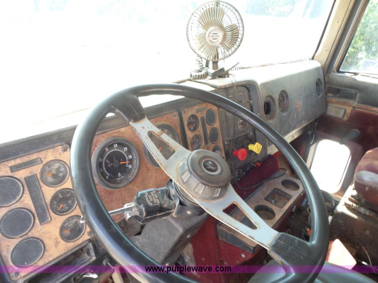 image for item K7007 1995 International 9200 tank truck