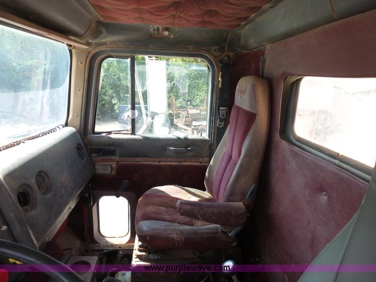 image for item K7007 1995 International 9200 tank truck