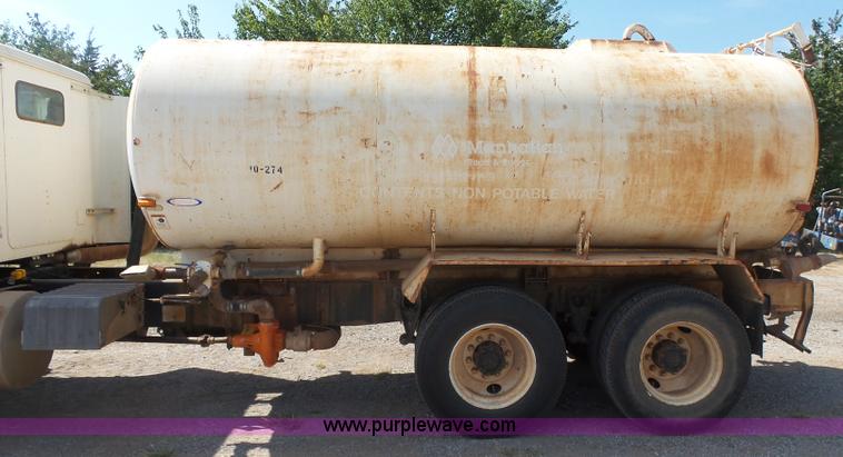 image for item K7007 1995 International 9200 tank truck