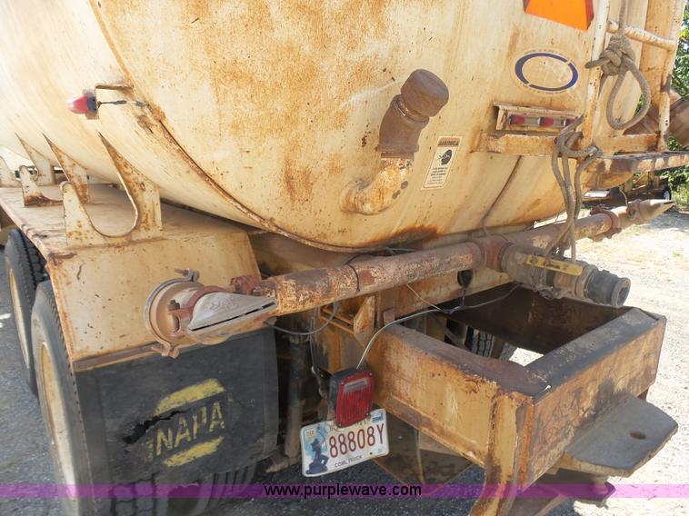 image for item K7007 1995 International 9200 tank truck