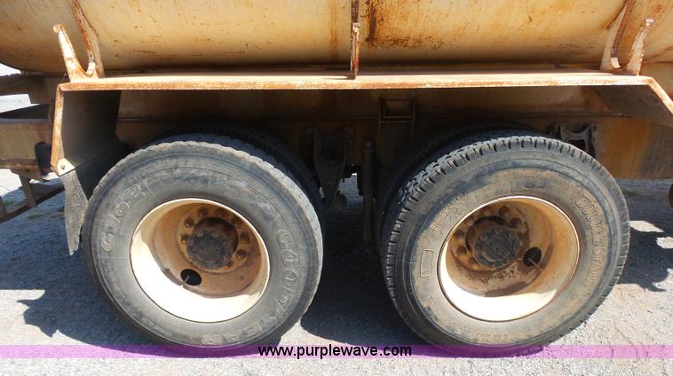 image for item K7007 1995 International 9200 tank truck