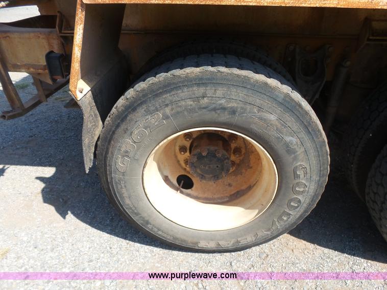 image for item K7007 1995 International 9200 tank truck