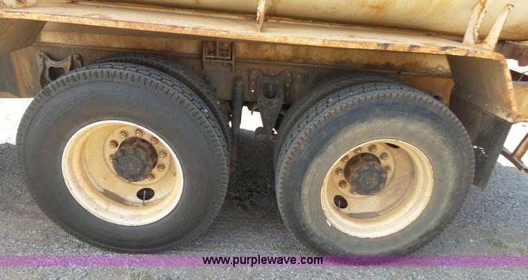 image for item K7007 1995 International 9200 tank truck