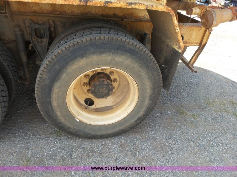 image for item K7007 1995 International 9200 tank truck