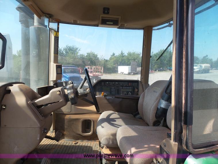 image for item K7011 2005 John Deere 9520 4WD tractor