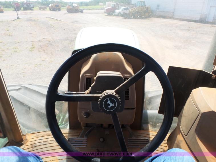 image for item K7011 2005 John Deere 9520 4WD tractor