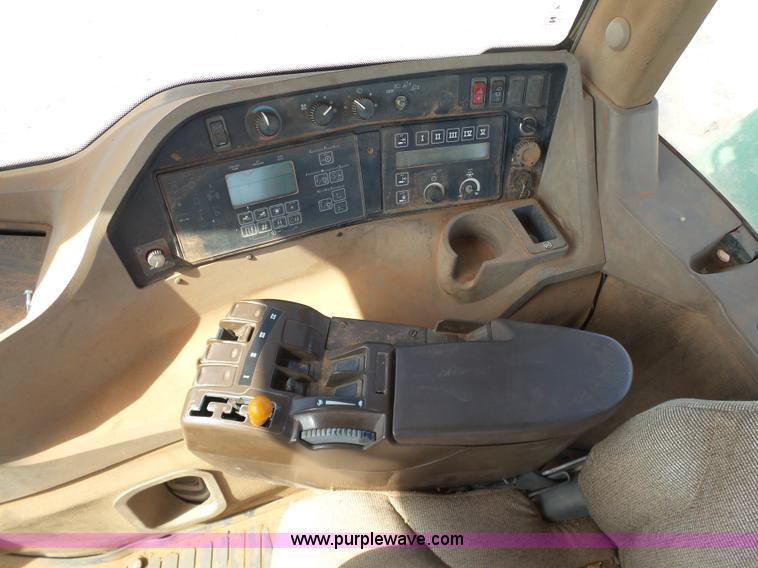 image for item K7011 2005 John Deere 9520 4WD tractor