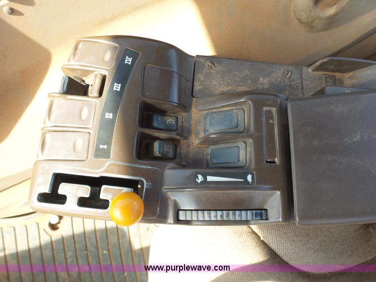 image for item K7011 2005 John Deere 9520 4WD tractor