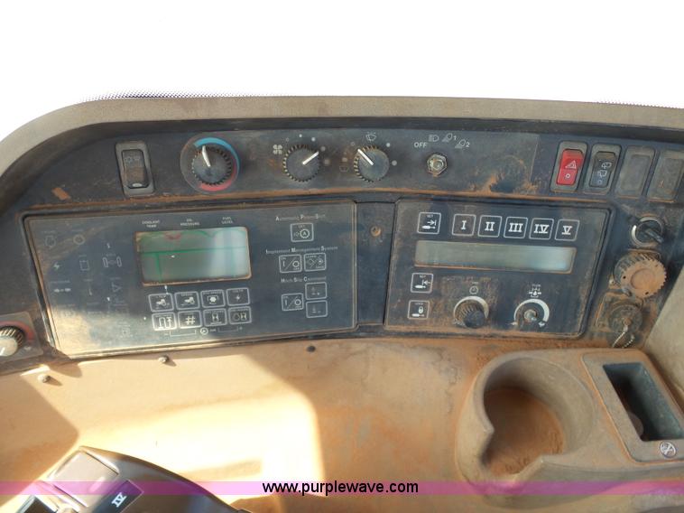 image for item K7011 2005 John Deere 9520 4WD tractor