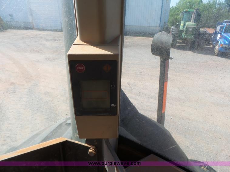 image for item K7011 2005 John Deere 9520 4WD tractor