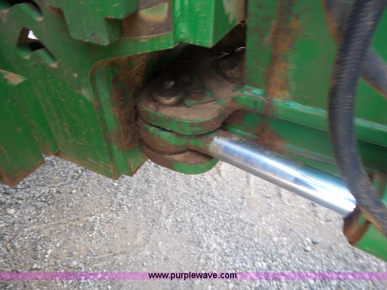 image for item K7011 2005 John Deere 9520 4WD tractor