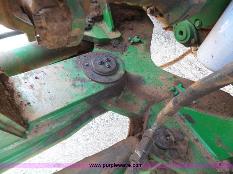 image for item K7011 2005 John Deere 9520 4WD tractor