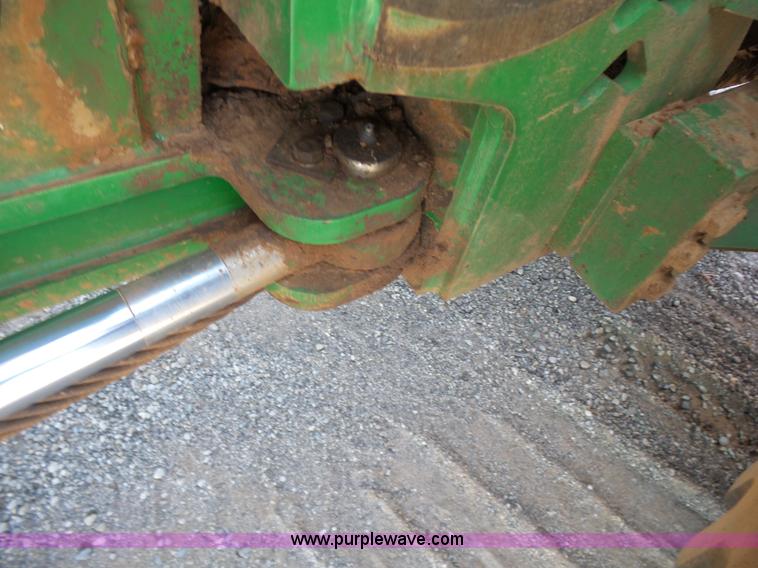 image for item K7011 2005 John Deere 9520 4WD tractor