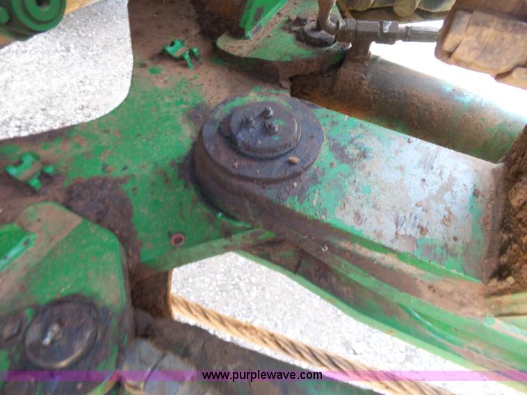 image for item K7011 2005 John Deere 9520 4WD tractor