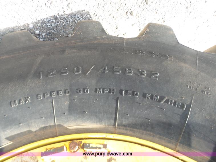 image for item K7011 2005 John Deere 9520 4WD tractor