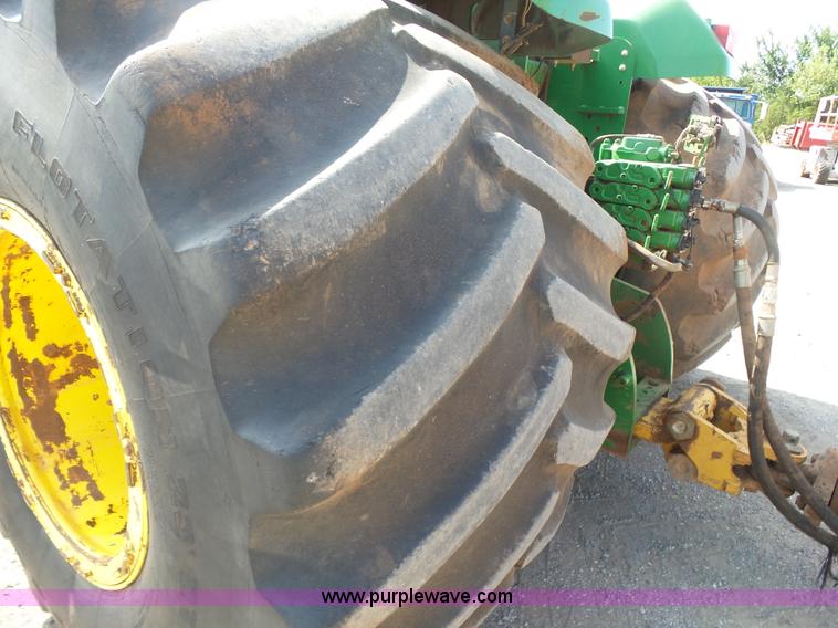 image for item K7011 2005 John Deere 9520 4WD tractor