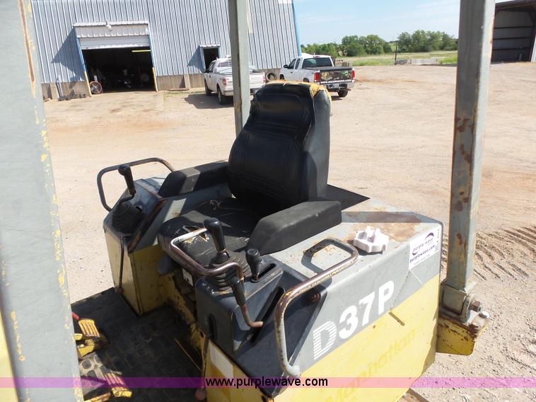 image for item K7014 1993 Komatsu D37P-5 dozer