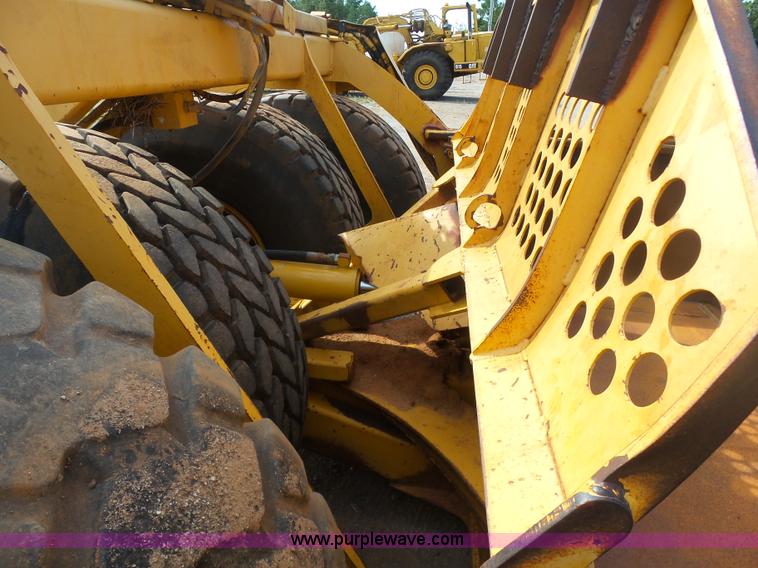 image for item K7015 2004 John Deere 1810E scraper