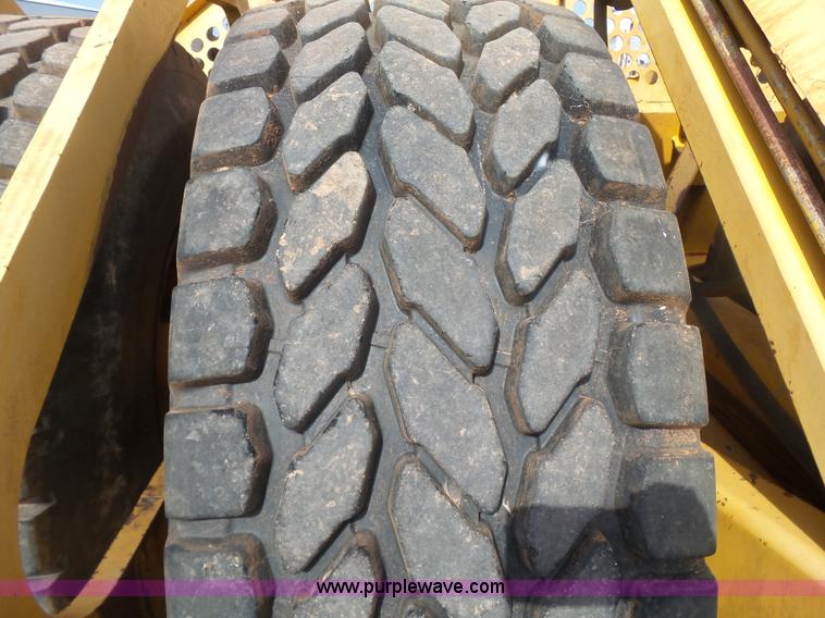 image for item K7015 2004 John Deere 1810E scraper