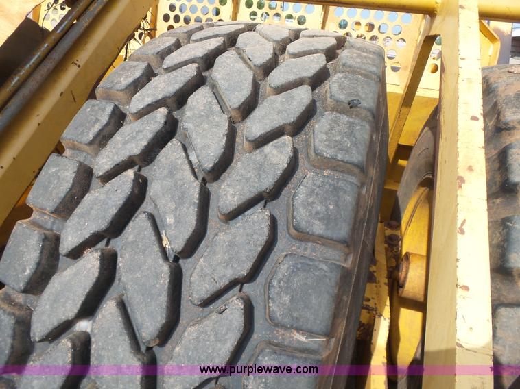 image for item K7015 2004 John Deere 1810E scraper