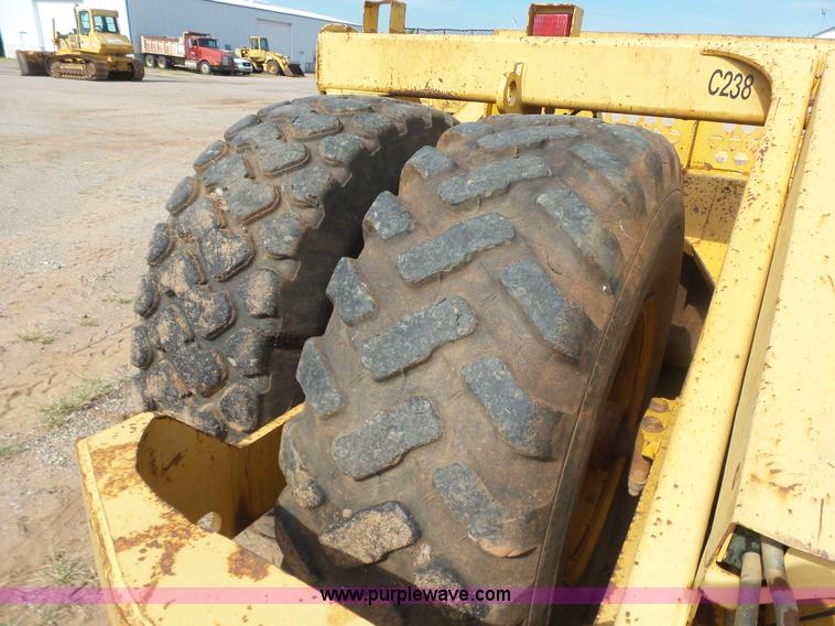 image for item K7016 2005 John Deere 1810E scraper