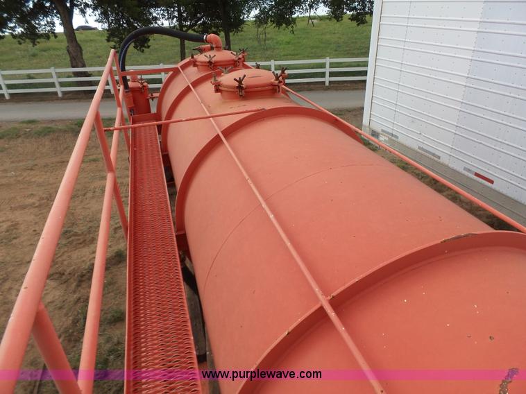 image for item K7024 2002 Dragon 6510GW vacuum trailer