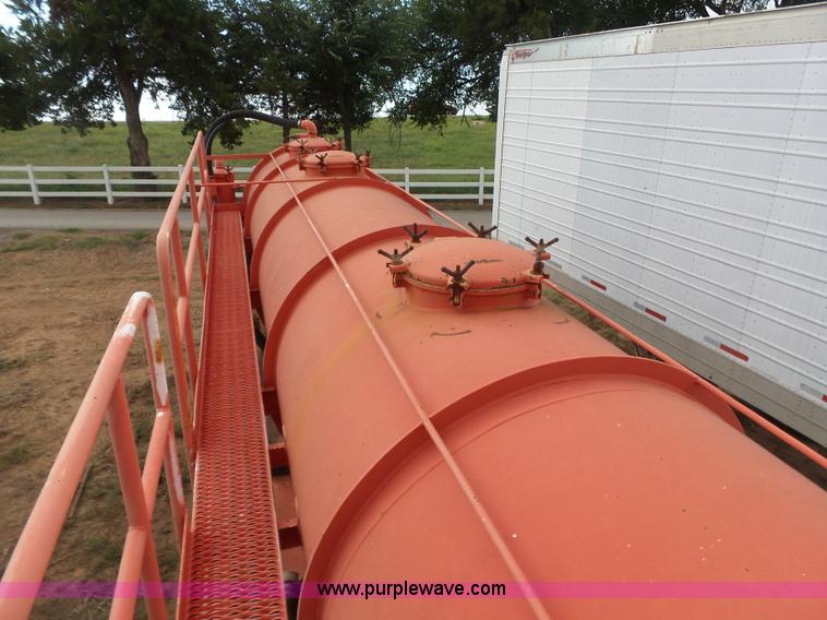 image for item K7024 2002 Dragon 6510GW vacuum trailer