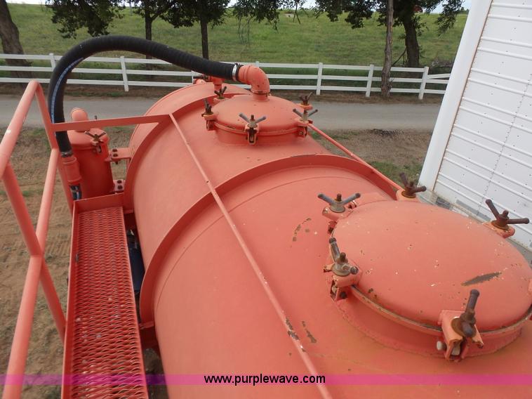 image for item K7024 2002 Dragon 6510GW vacuum trailer