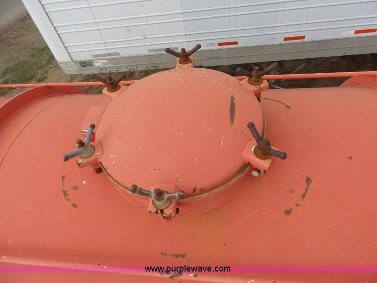 image for item K7024 2002 Dragon 6510GW vacuum trailer