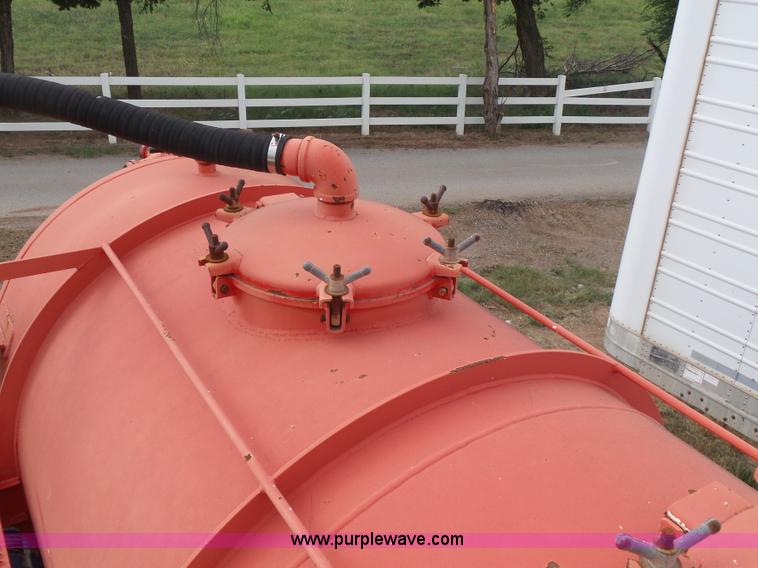 image for item K7024 2002 Dragon 6510GW vacuum trailer