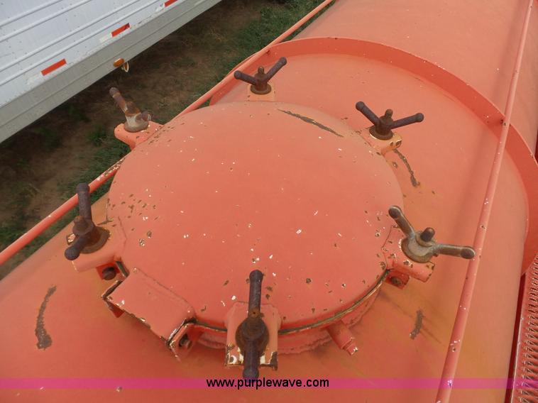 image for item K7024 2002 Dragon 6510GW vacuum trailer