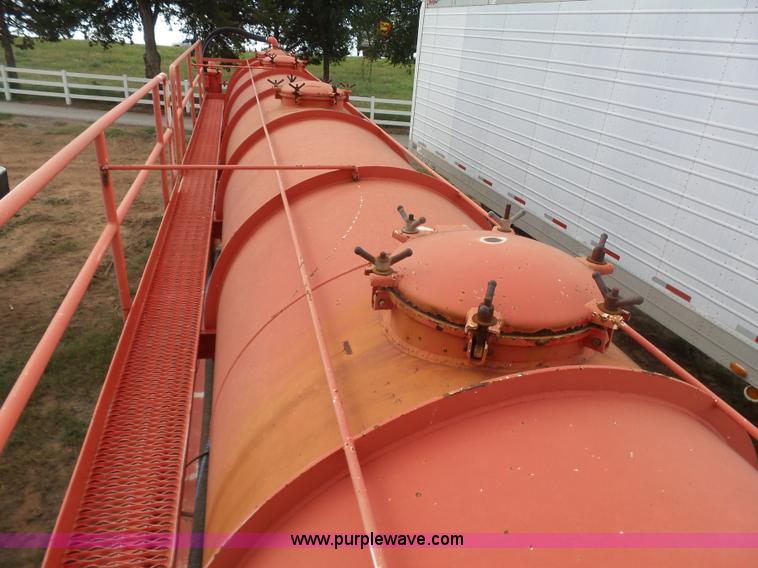 image for item K7024 2002 Dragon 6510GW vacuum trailer