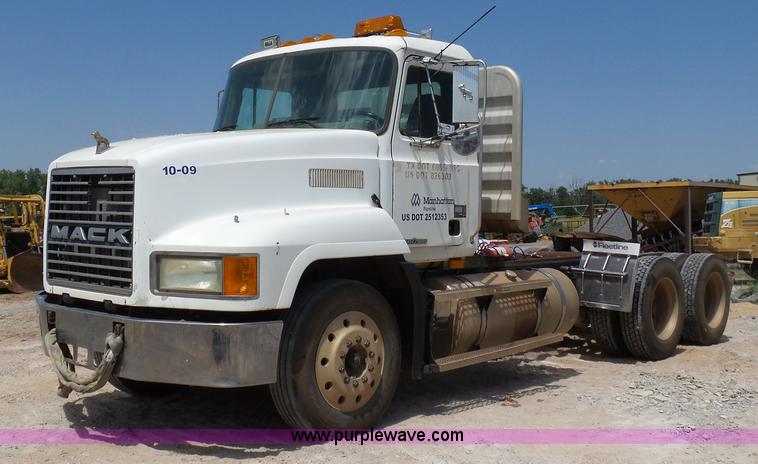 image for item K7043 1998 Mack CH613 Maxicruise semi truck