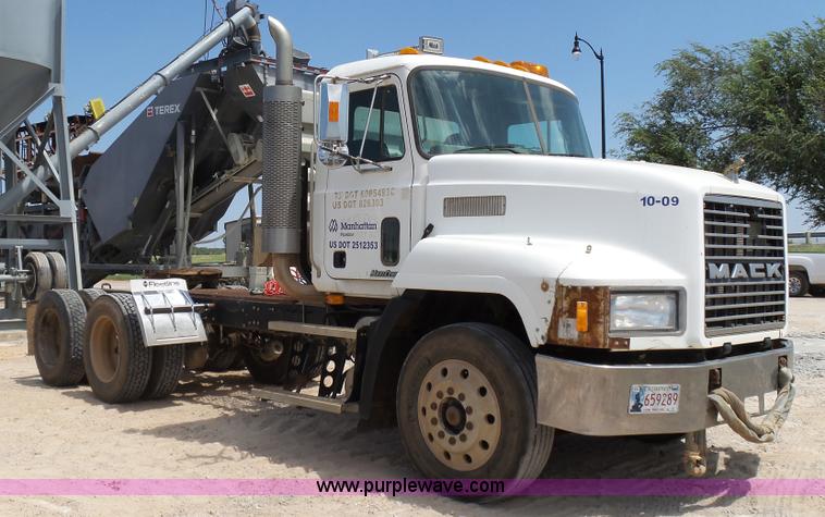 image for item K7043 1998 Mack CH613 Maxicruise semi truck