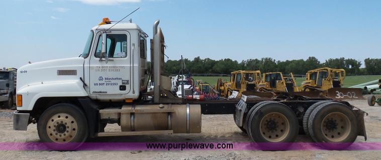 image for item K7043 1998 Mack CH613 Maxicruise semi truck