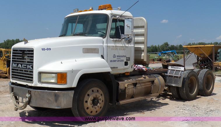 image for item K7043 1998 Mack CH613 Maxicruise semi truck