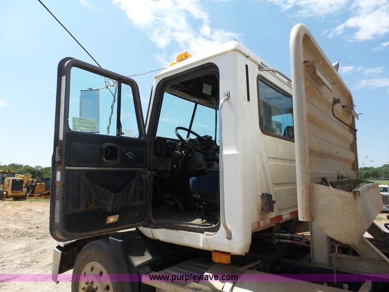 image for item K7043 1998 Mack CH613 Maxicruise semi truck