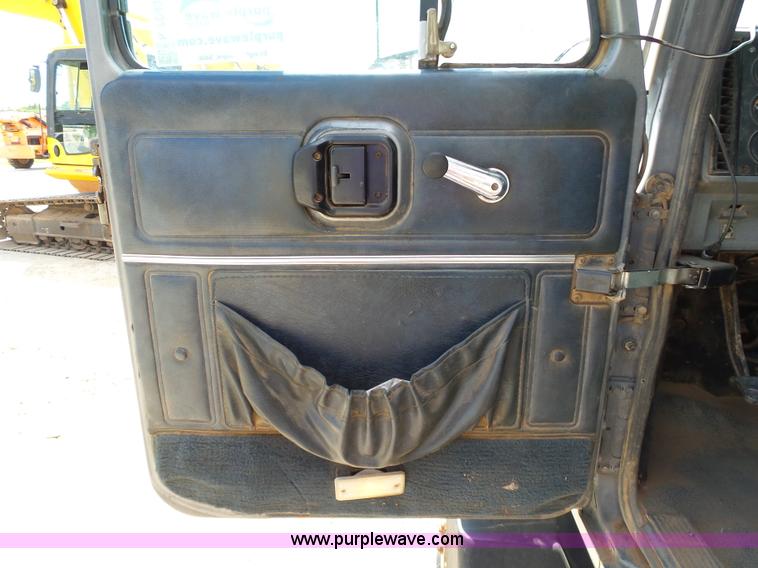 image for item K7043 1998 Mack CH613 Maxicruise semi truck