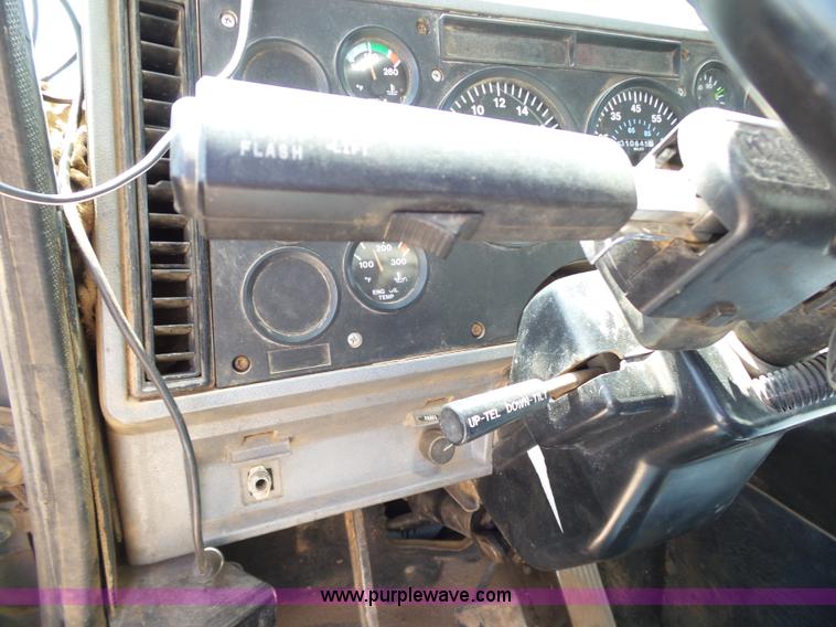 image for item K7043 1998 Mack CH613 Maxicruise semi truck