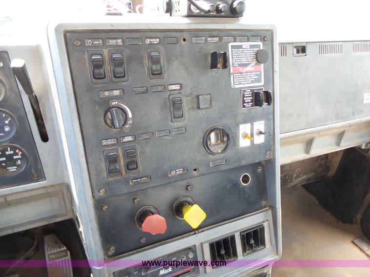 image for item K7043 1998 Mack CH613 Maxicruise semi truck