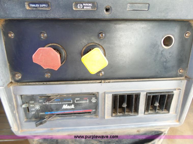 image for item K7043 1998 Mack CH613 Maxicruise semi truck