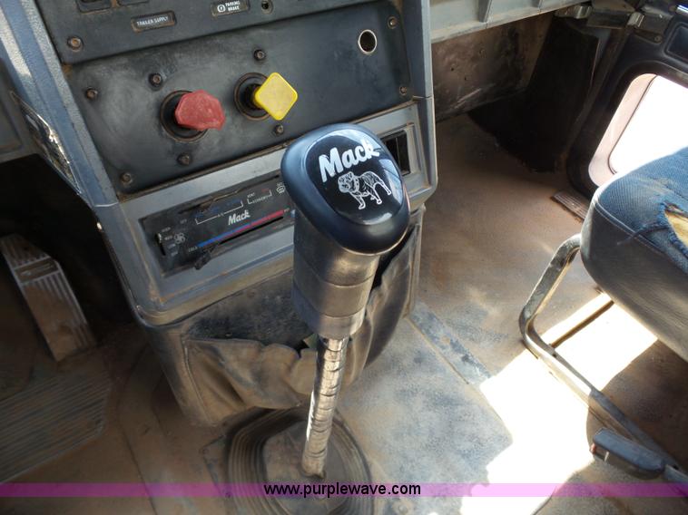 image for item K7043 1998 Mack CH613 Maxicruise semi truck