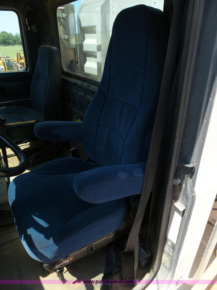 image for item K7043 1998 Mack CH613 Maxicruise semi truck