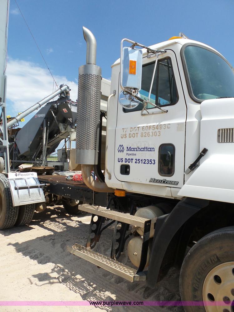 image for item K7043 1998 Mack CH613 Maxicruise semi truck