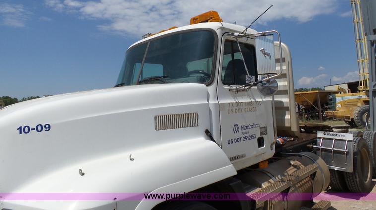 image for item K7043 1998 Mack CH613 Maxicruise semi truck