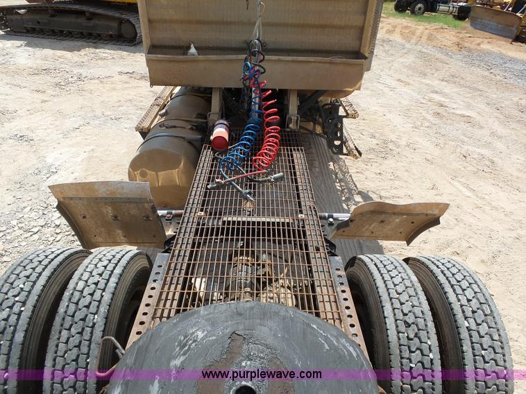 image for item K7043 1998 Mack CH613 Maxicruise semi truck