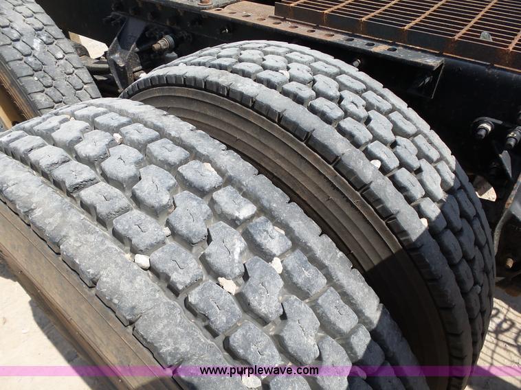 image for item K7043 1998 Mack CH613 Maxicruise semi truck