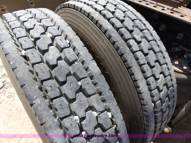 image for item K7043 1998 Mack CH613 Maxicruise semi truck