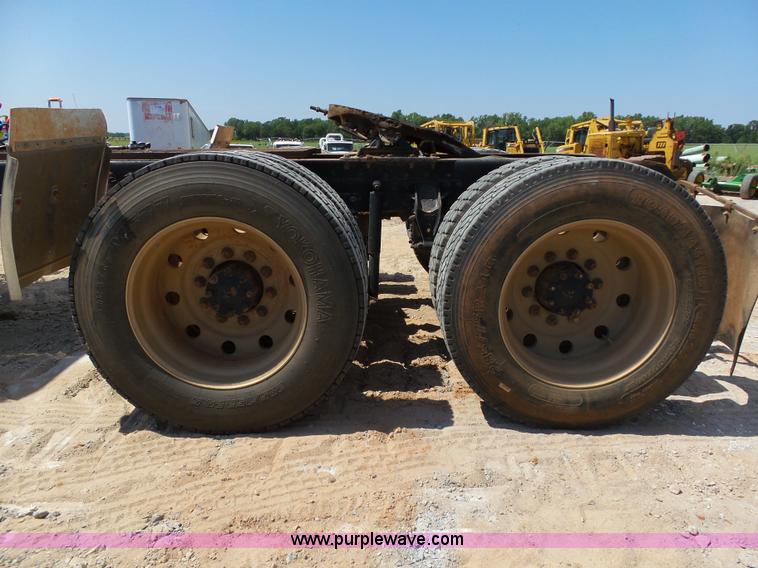 image for item K7043 1998 Mack CH613 Maxicruise semi truck